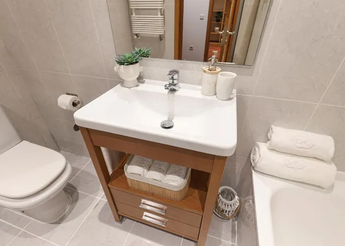 On - Family Retreat - Free Parking Apartment