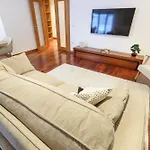 On - Family Retreat - Free Parking アパート